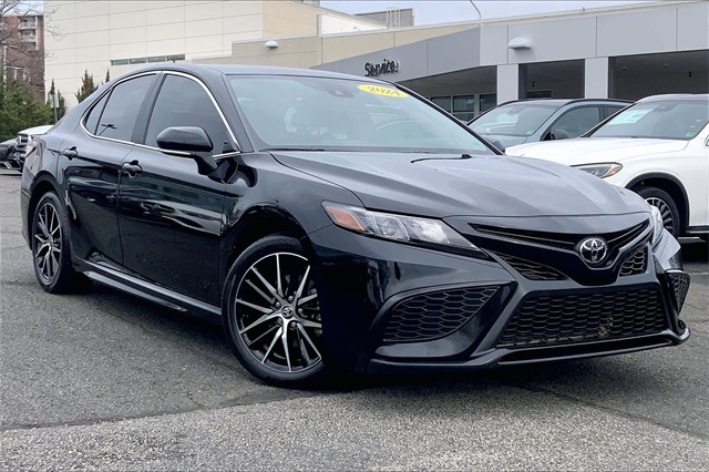 2024 Toyota Camry SE's photo
