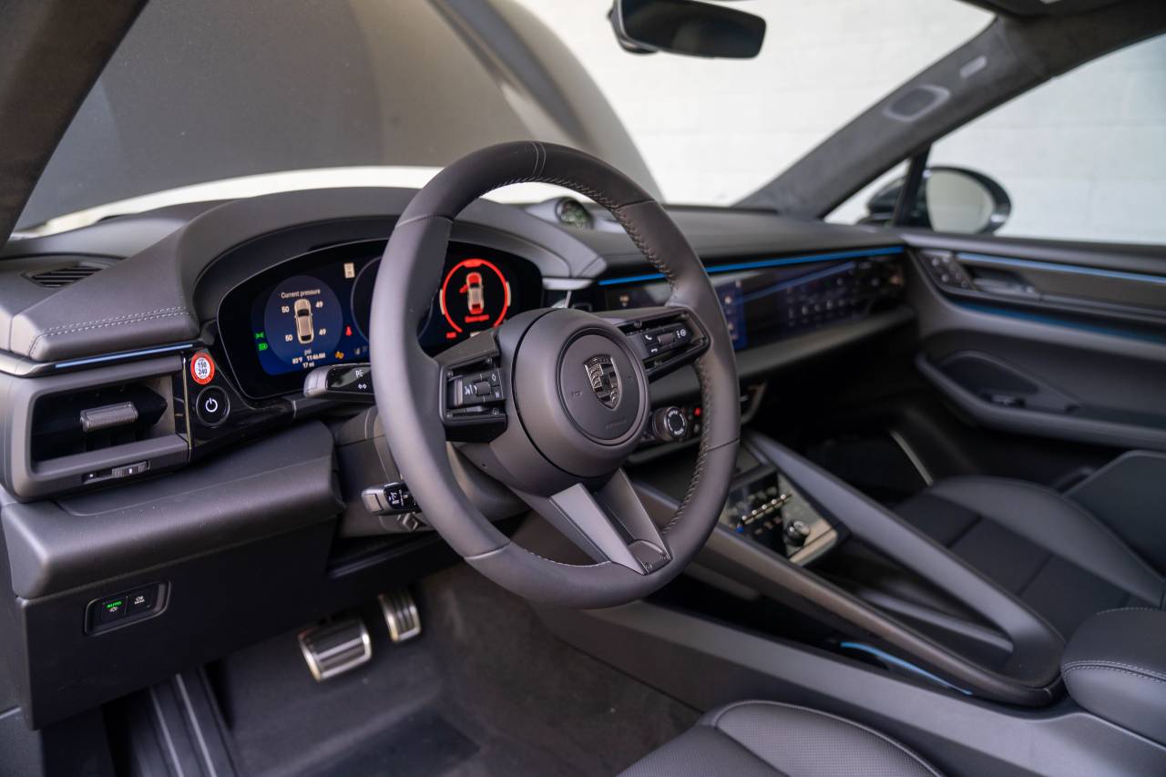 2025 Porsche Macan Turbo Electric photo 4