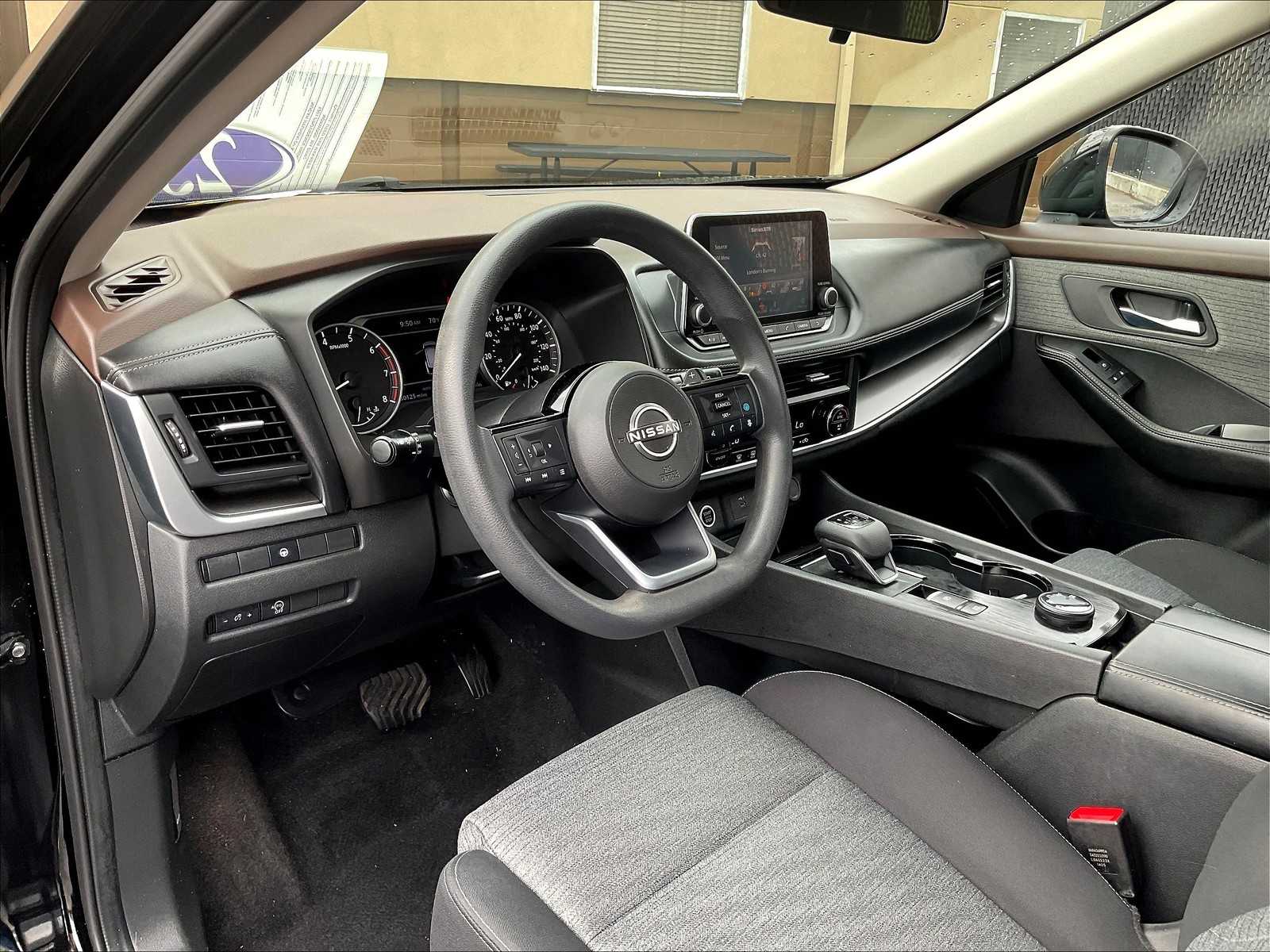 2023 Nissan Rogue SV photo 7