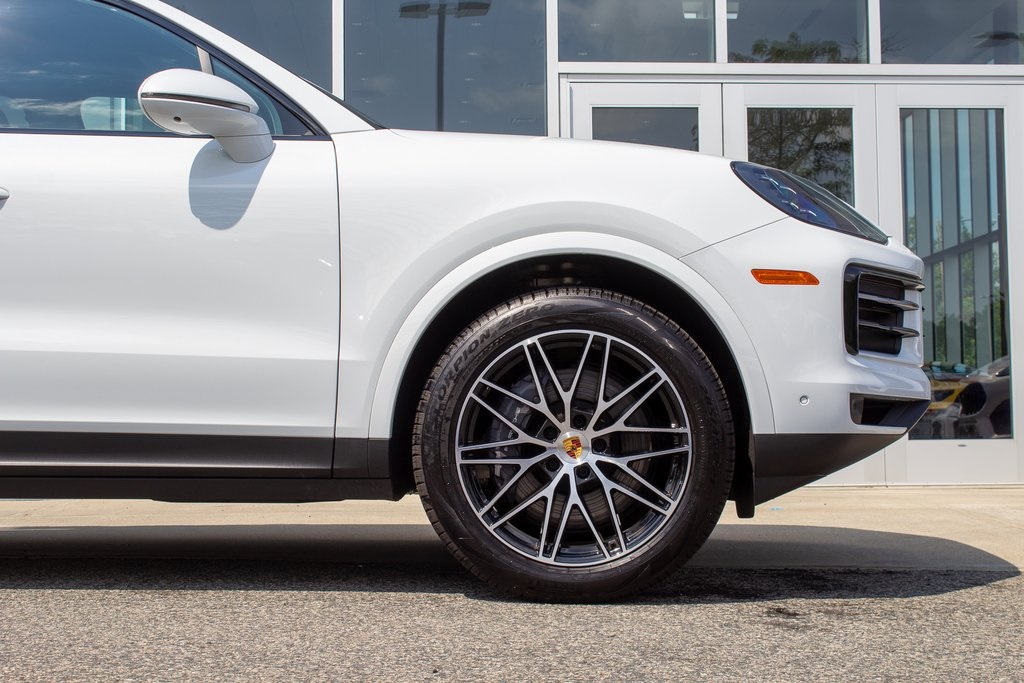 2025 Porsche Cayenne Base photo 2