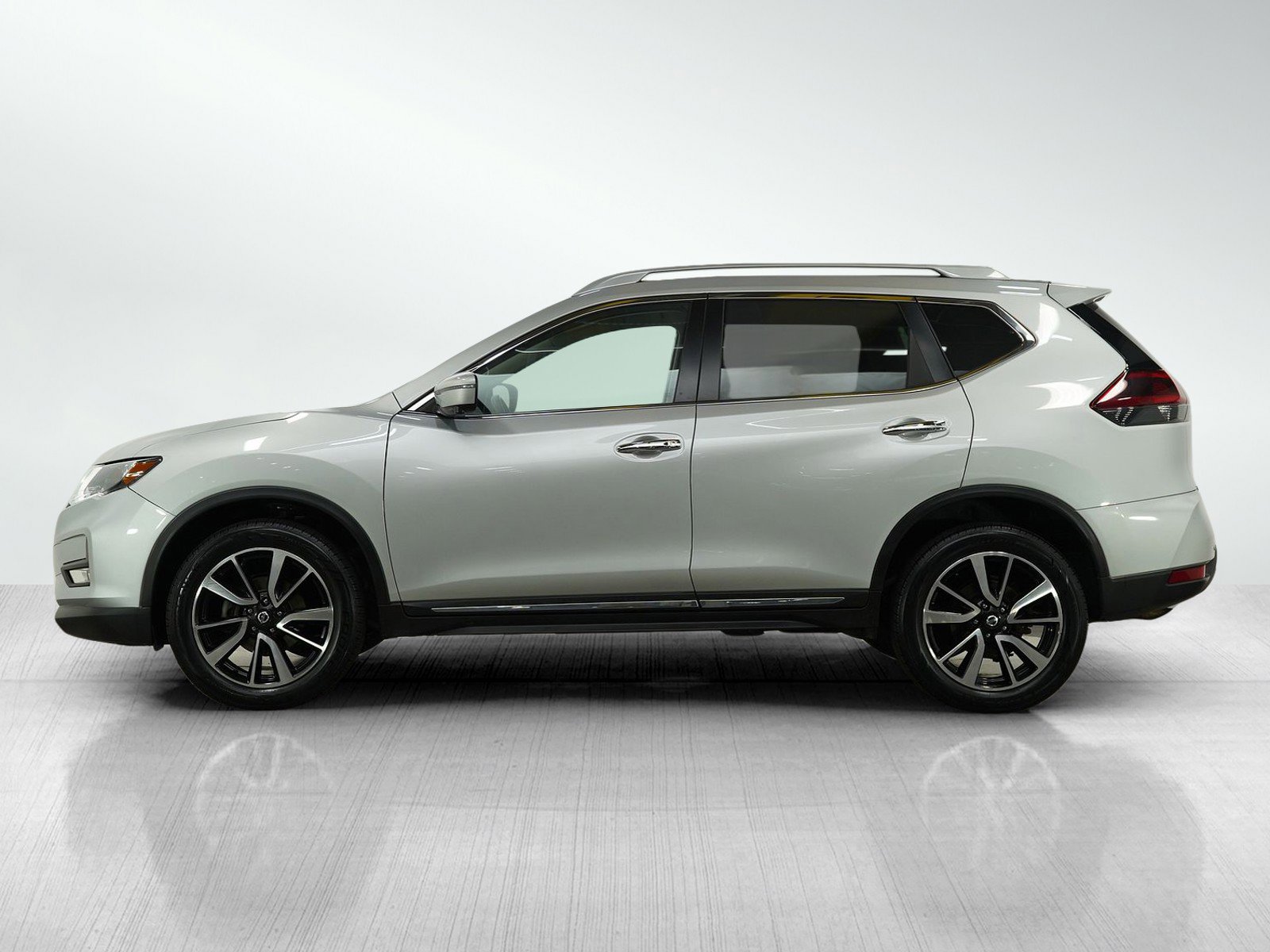 Used 2019 Nissan Rogue SL with VIN 5N1AT2MV0KC744403 for sale in Wayzata, Minnesota