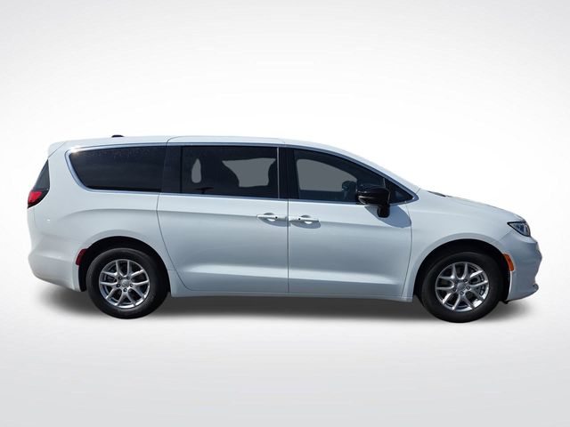 2026 Chrysler Pacifica photo 2