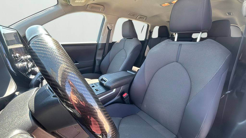 2024 Toyota Highlander LE photo 9