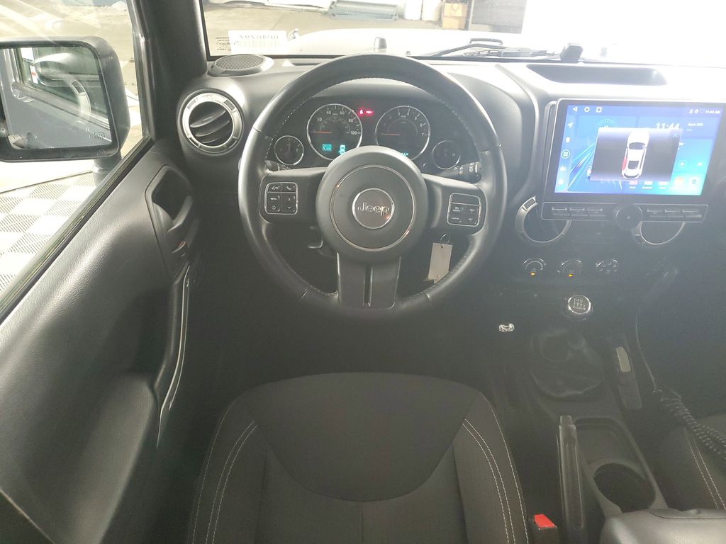 2016 Jeep Wrangler Unlimited Rubicon photo 14