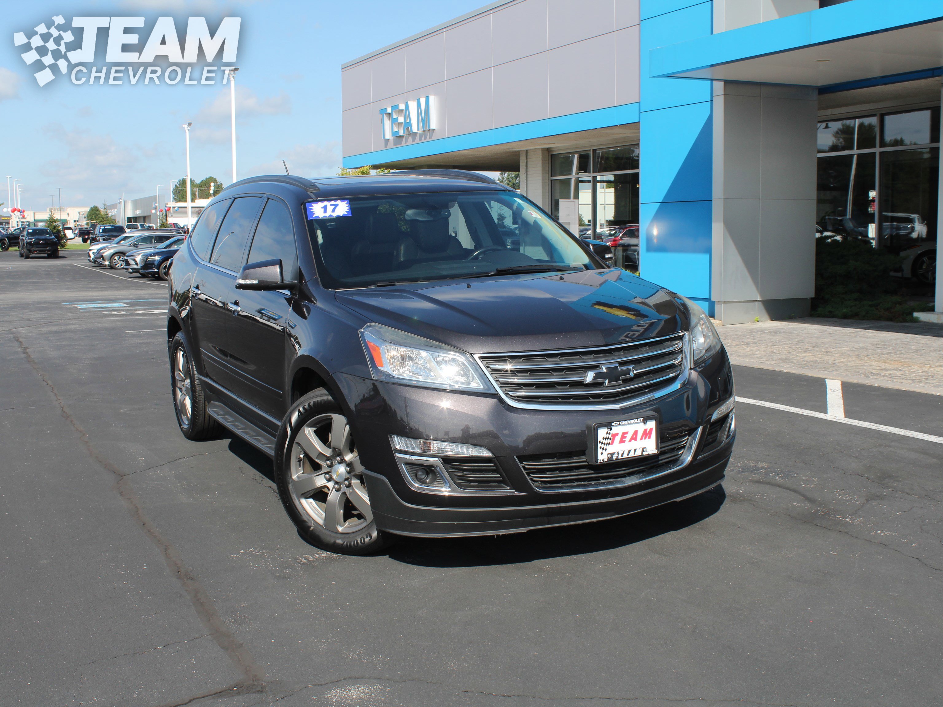 Used 2017 Chevrolet Traverse 2LT with VIN 1GNKRHKD4HJ225564 for sale in Valparaiso, IN
