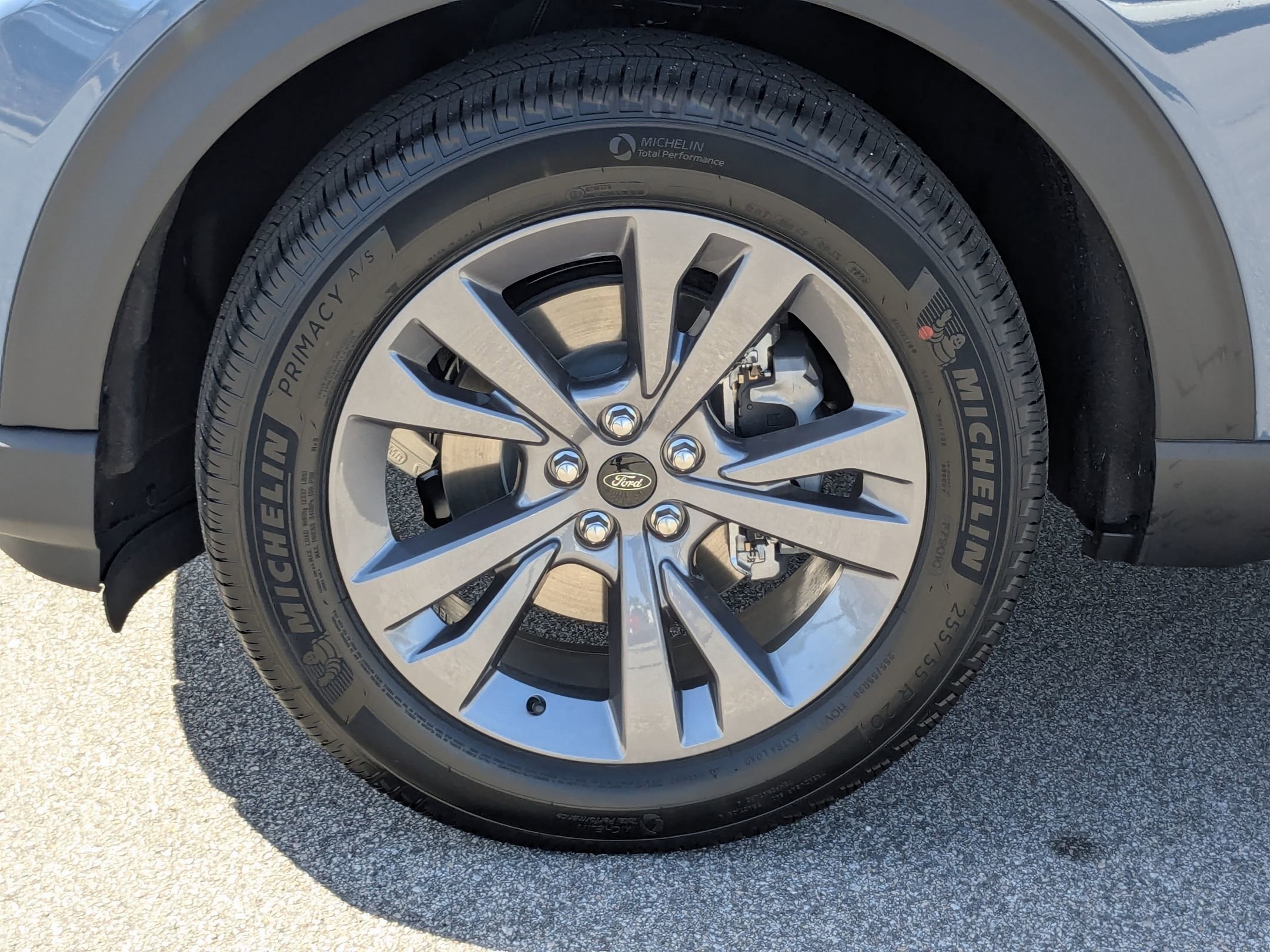 2025 Ford Explorer photo 2