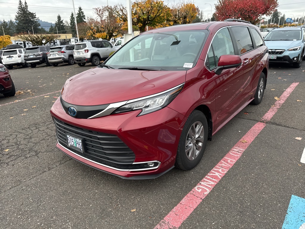 2023 Toyota Sienna XLE photo 2
