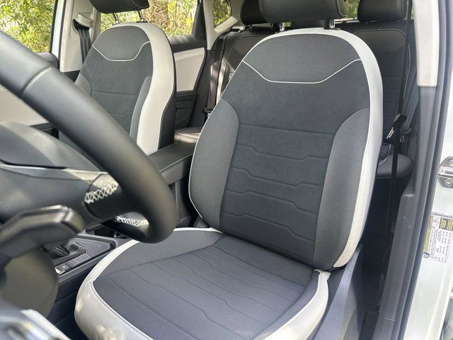 2025 Volkswagen Taos SE photo 2