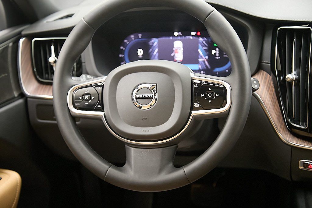 2023 VOLVO XC60 - Image 26