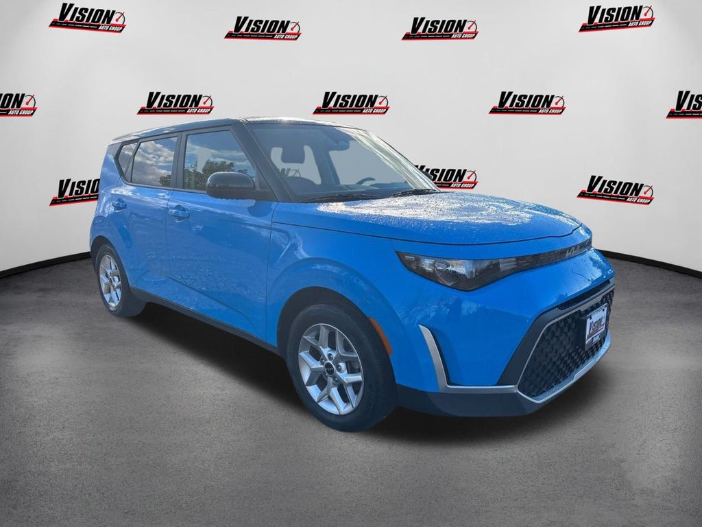 2023 Kia Soul S photo 3