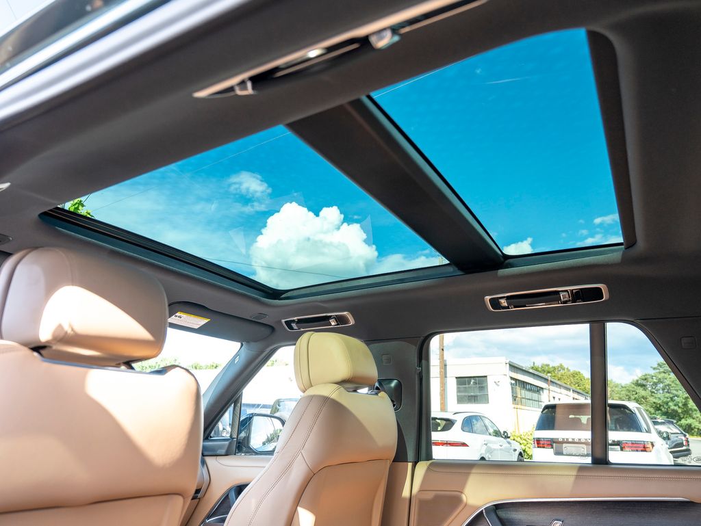 2025 Land Rover Range Rover SE photo 26