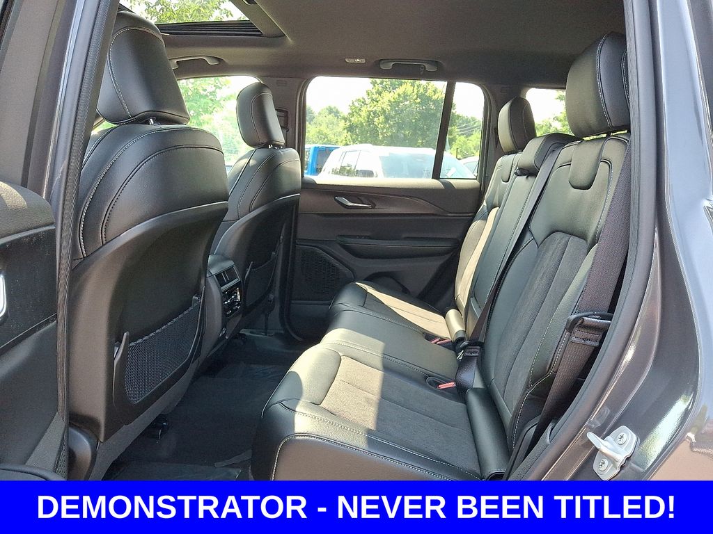 2025 Jeep Grand Cherokee Altitude photo 4