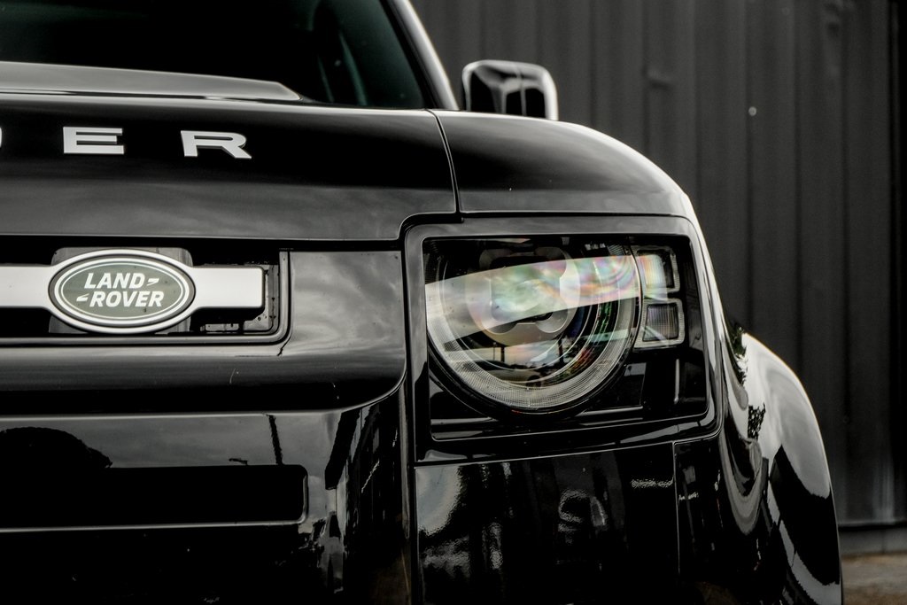 2025 Land Rover Defender 110 S photo 6