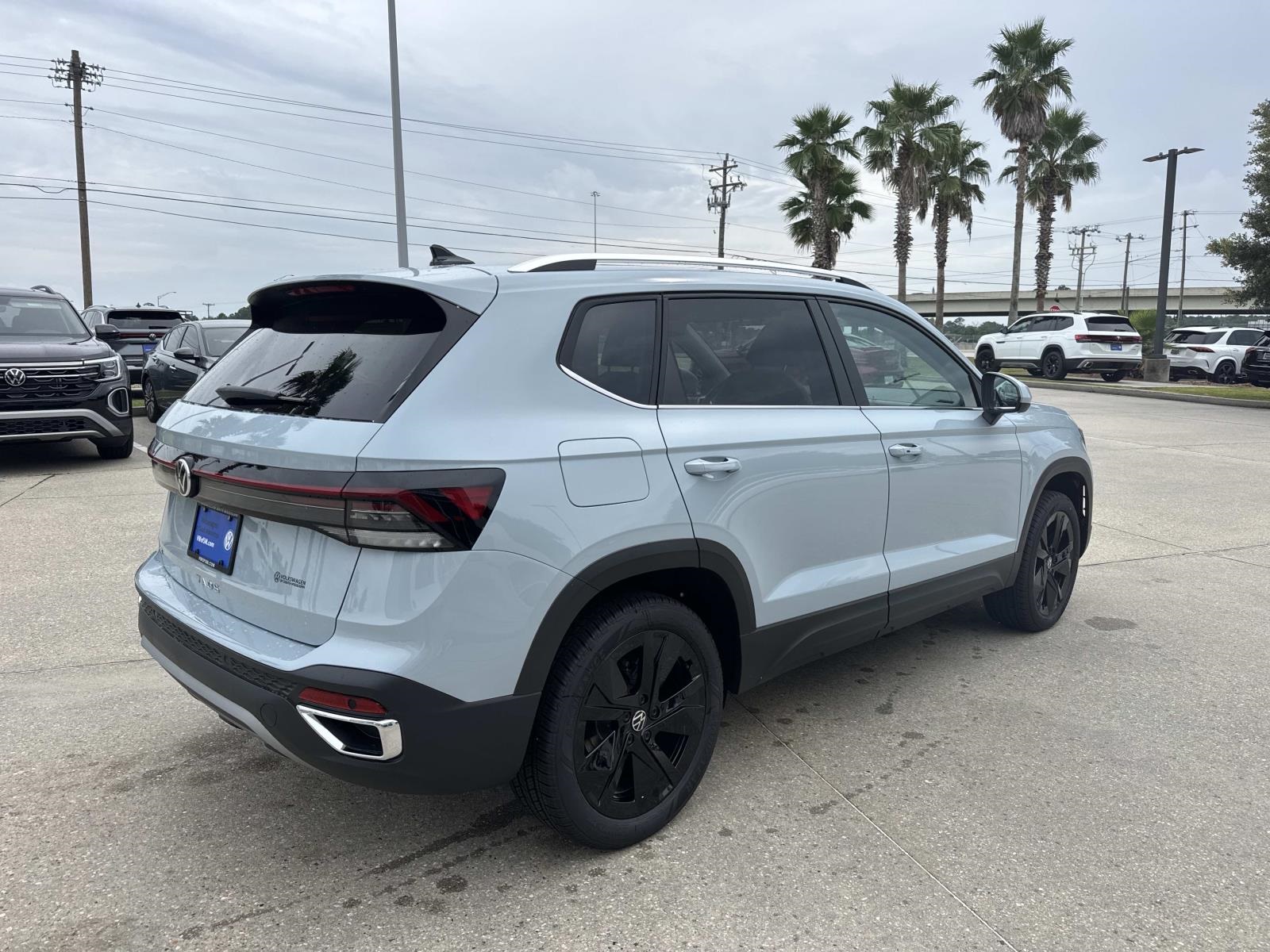 2025 Volkswagen Taos SE photo 3