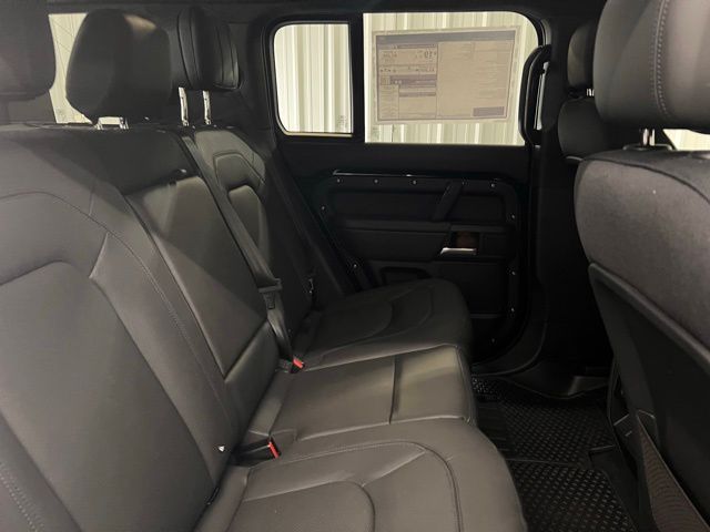 2025 Land Rover Defender 110 photo 17