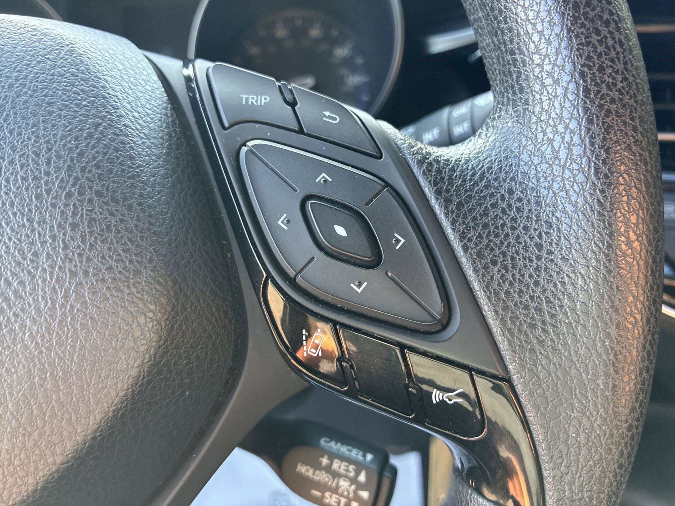 2019 Toyota C-HR XLE photo 23