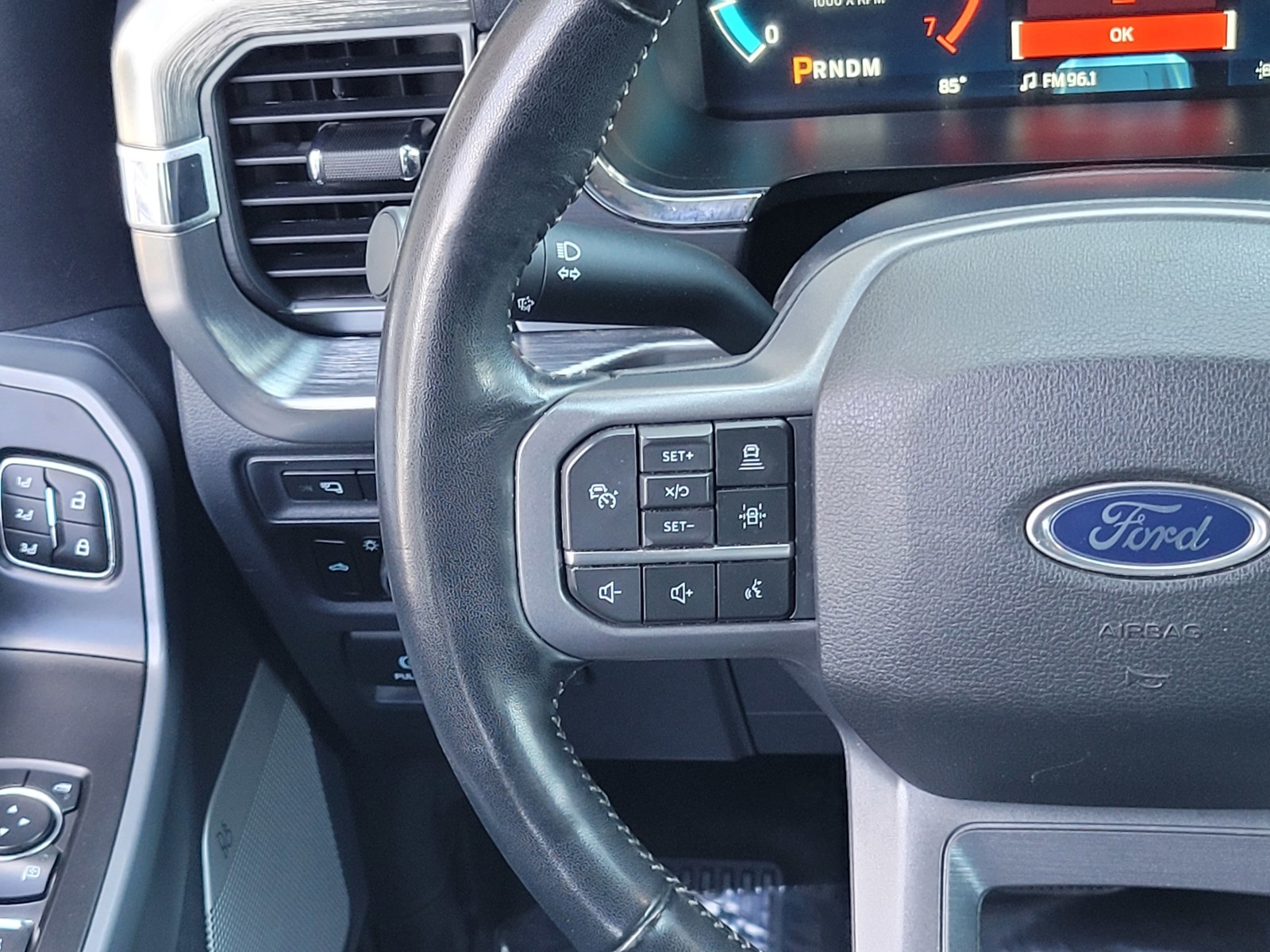2023 Ford F-150 Lariat photo 12