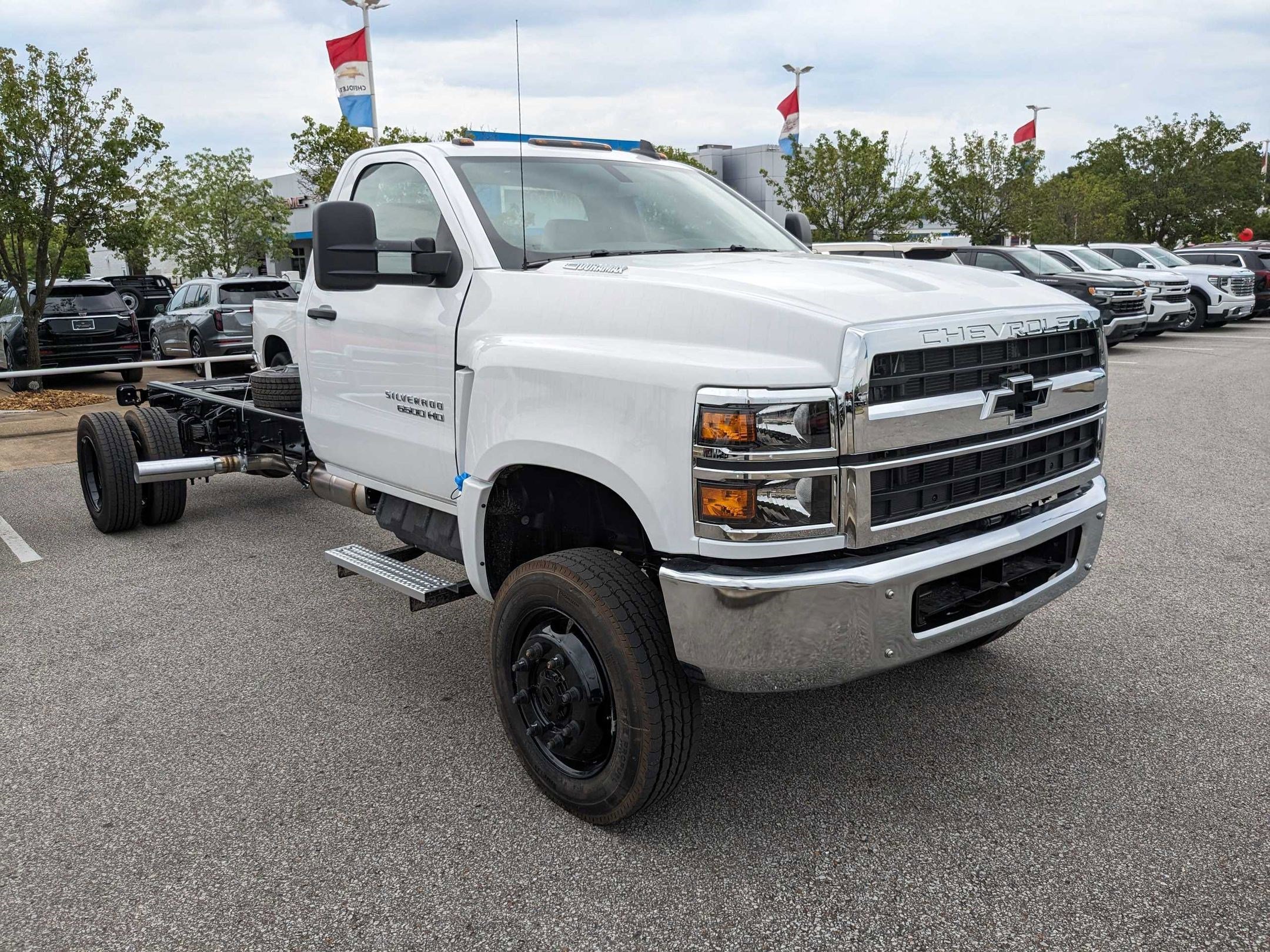 2024 Chevrolet Silverado 6500HD photo 3
