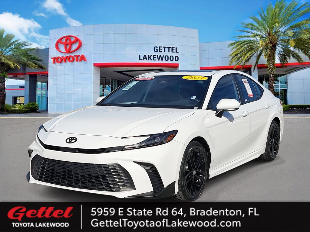 2025 Toyota Camry SE's photo