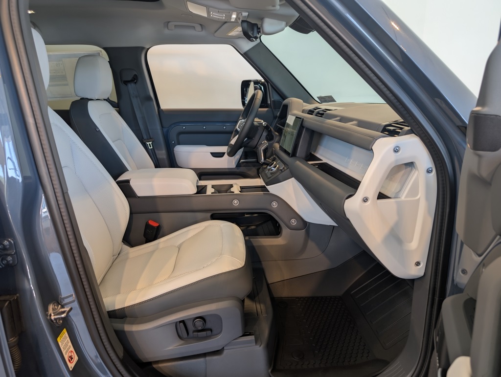 2025 Land Rover Defender 110 S photo 27