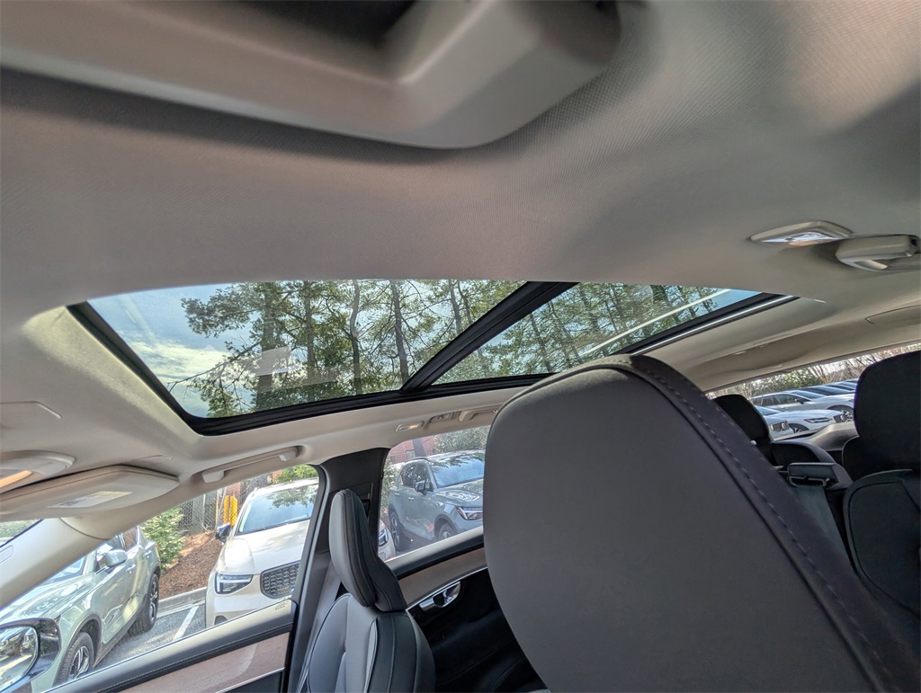 2025 Volvo XC90 T8 Plus photo 14