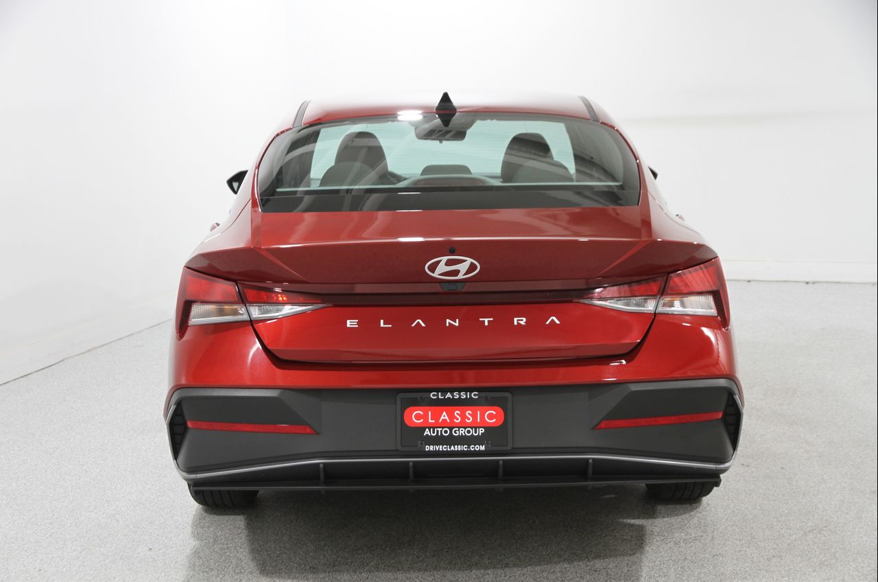 2024 Hyundai Elantra SEL photo 19