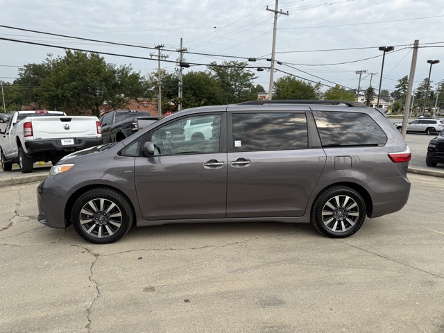 2019 Toyota Sienna XLE photo 7