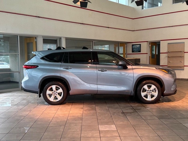 2022 Toyota Highlander LE photo 2