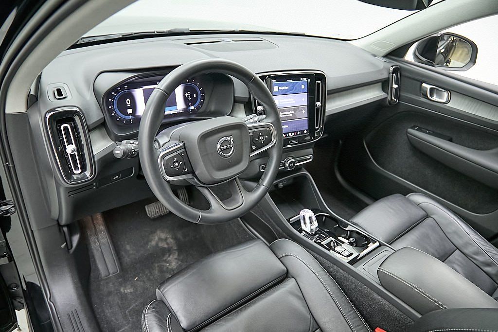 2023 VOLVO XC40 - Image 12