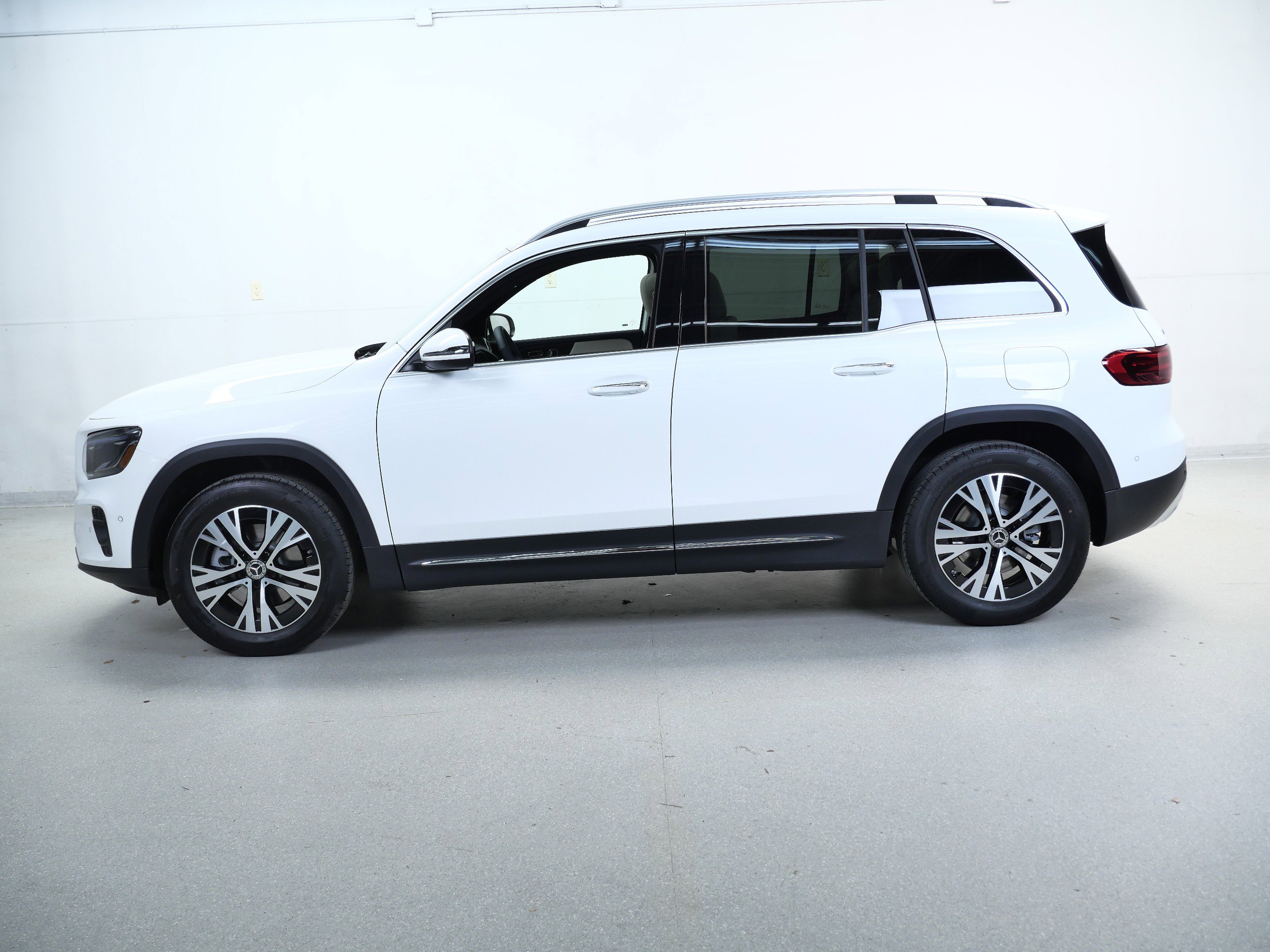 2026 Mercedes Benz GLB 250 4MATIC photo 4