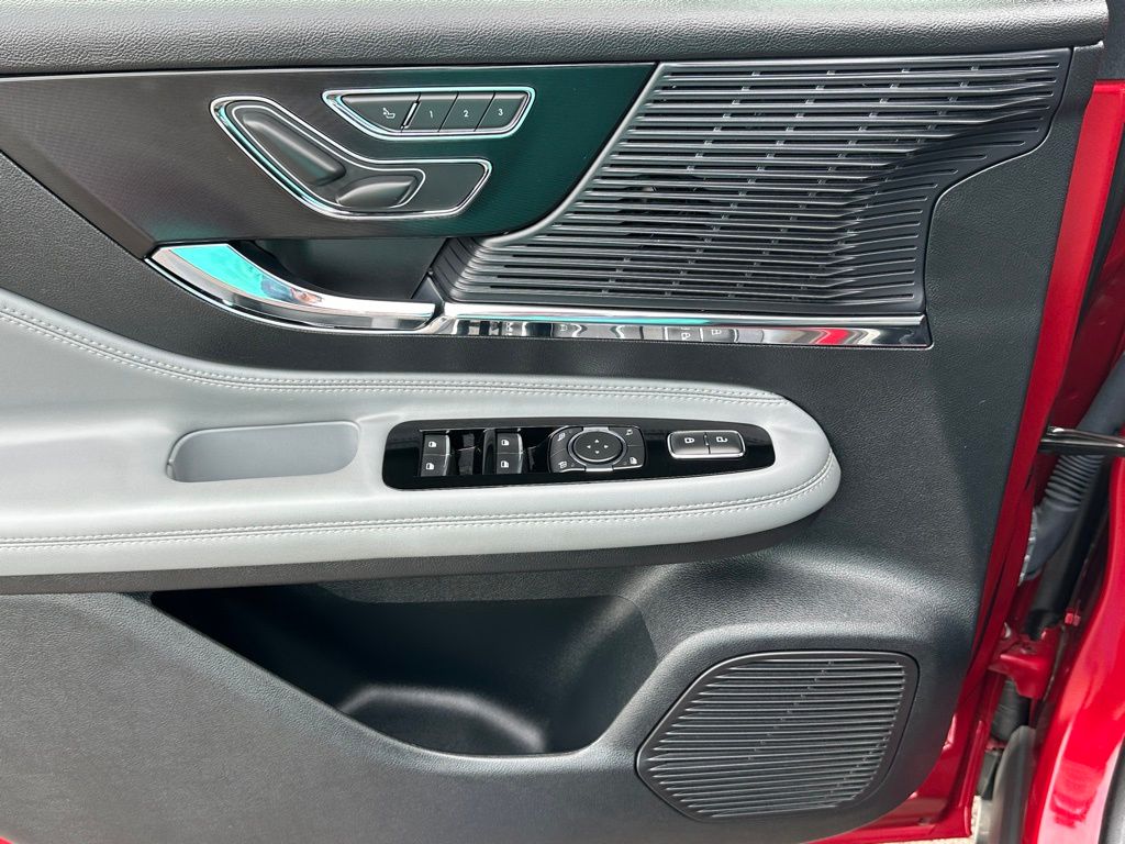 2021 Lincoln Corsair Standard photo 14