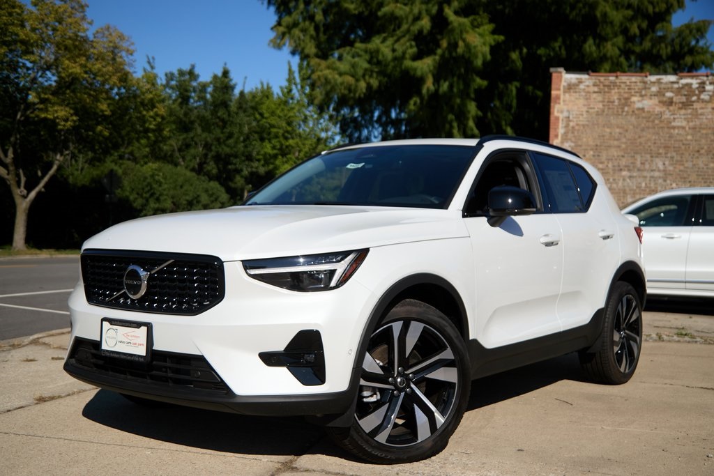 2025 VOLVO XC40 - Image 27