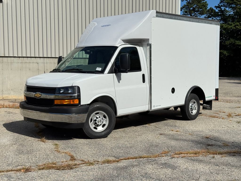 2025 Chevrolet Express Cutaway 3500 photo 2