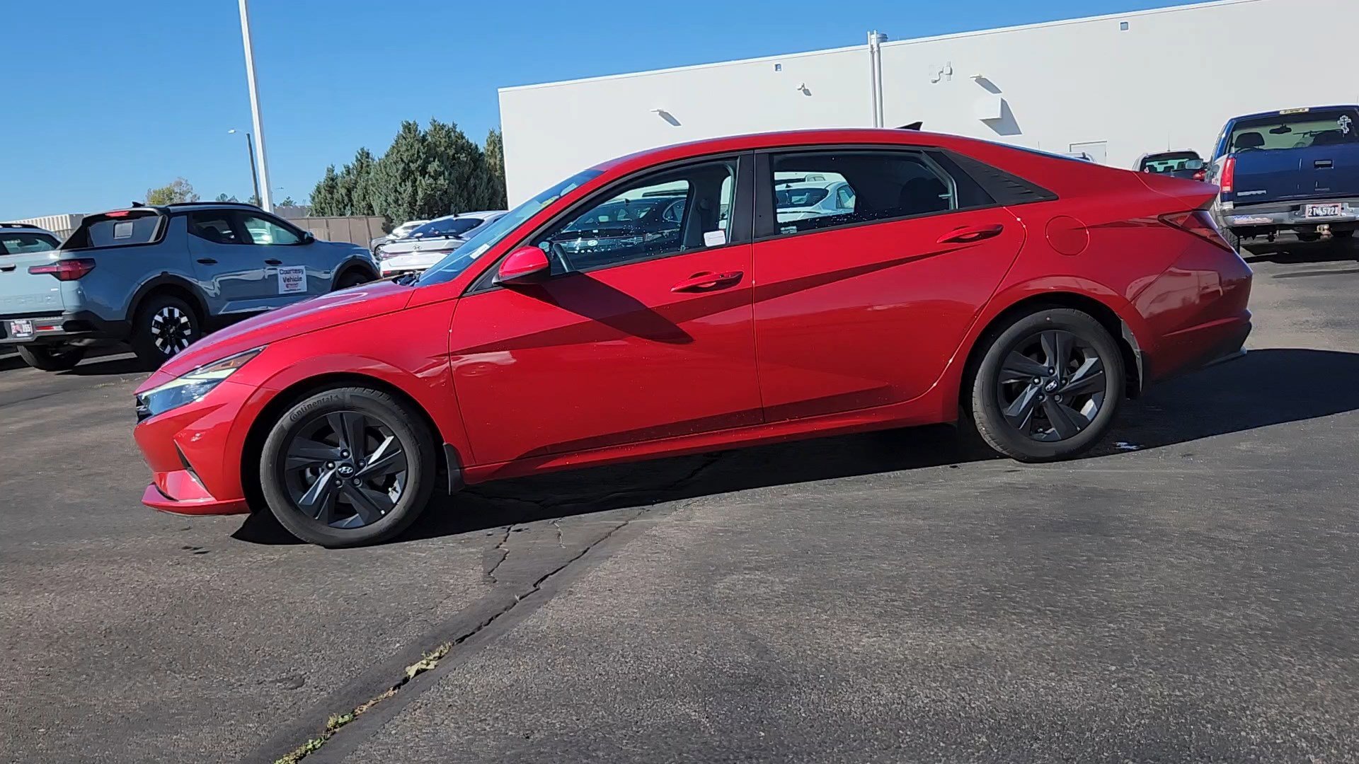 2022 Hyundai Elantra SEL Convenience photo 2