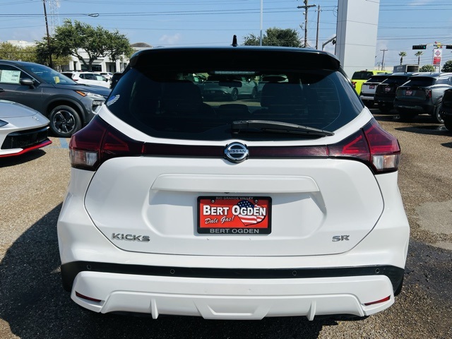 2021 Nissan Kicks SR photo 3