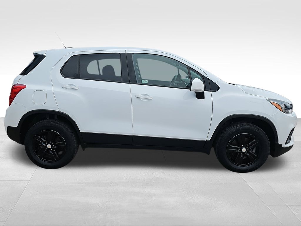 2022 Chevrolet Trax LS photo 2