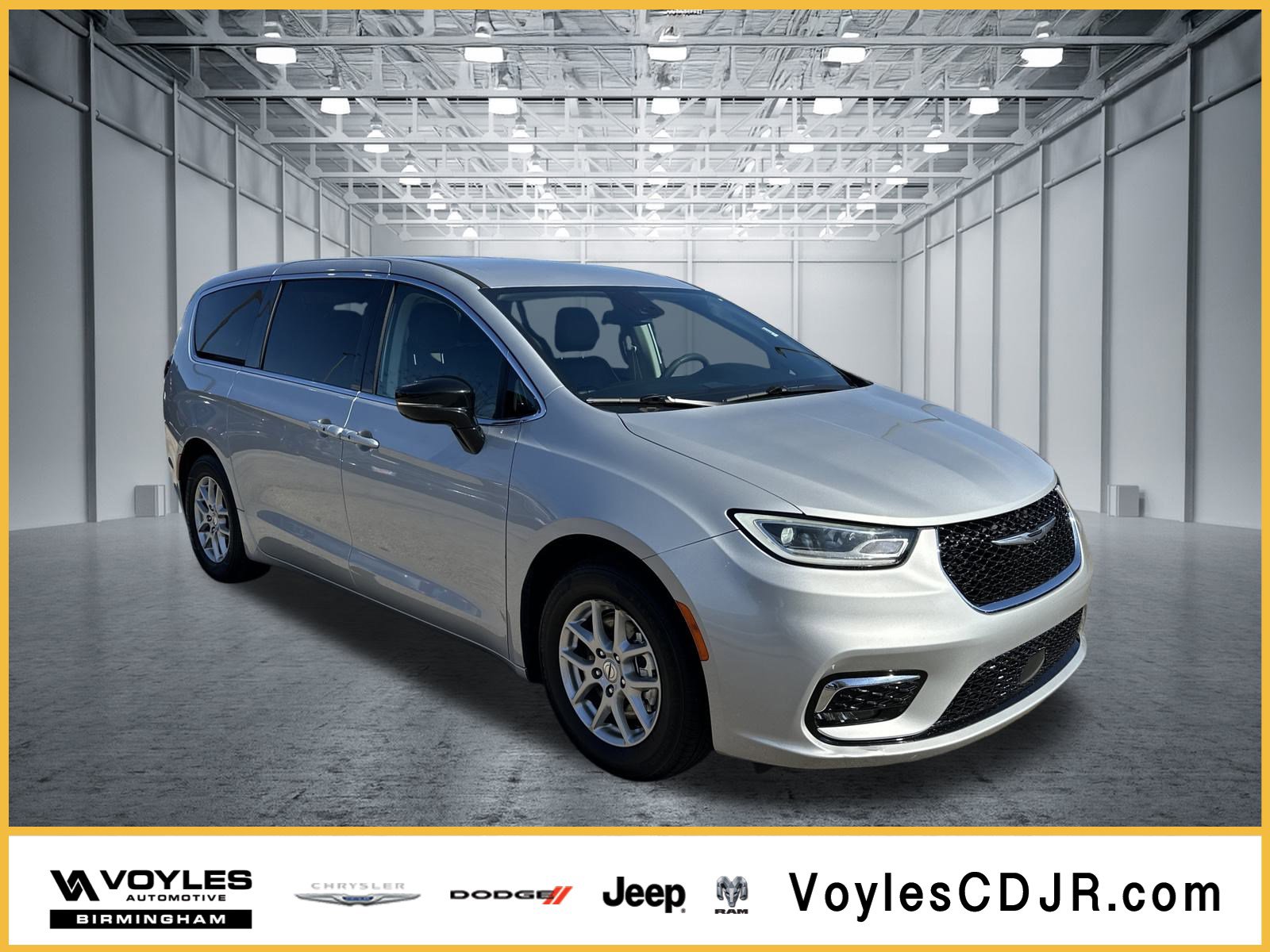 2024 Chrysler Pacifica Touring L's photo