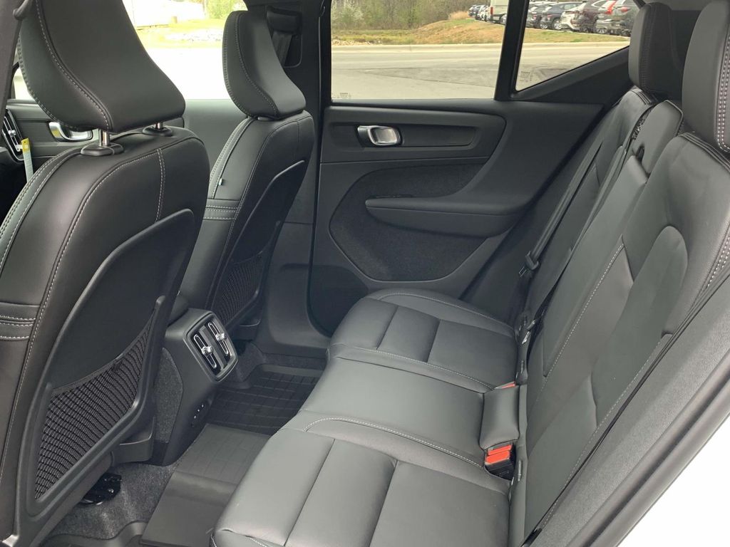 2025 Volvo XC40 AWD Plus photo 12