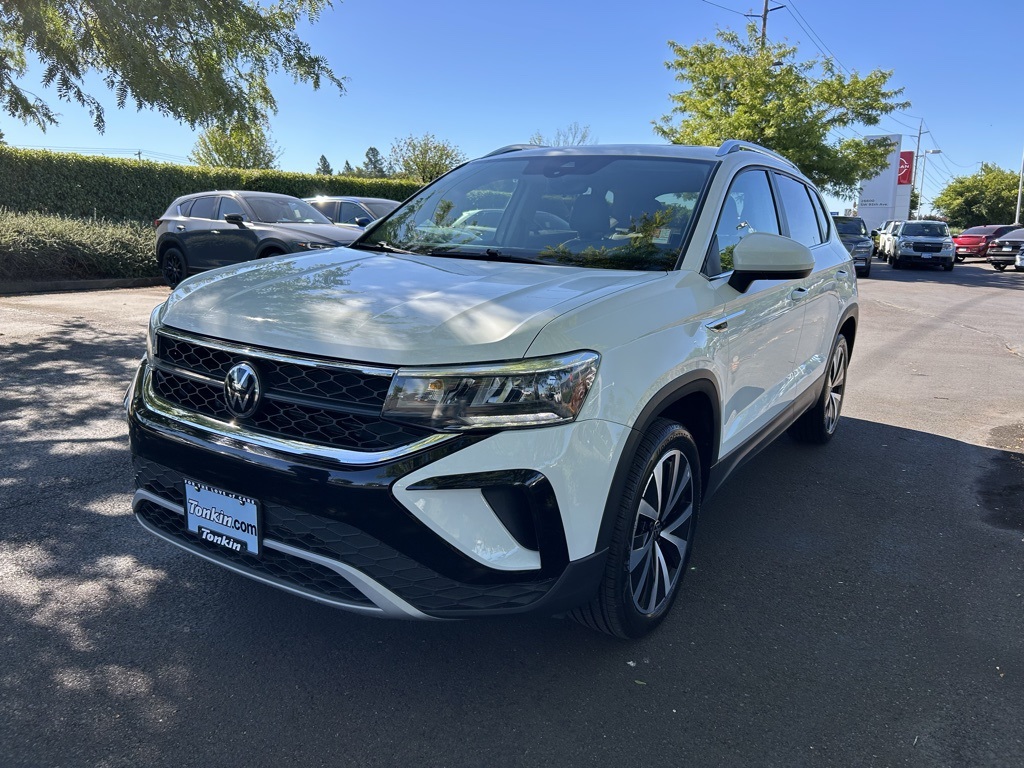 2023 Volkswagen Taos SE photo 3