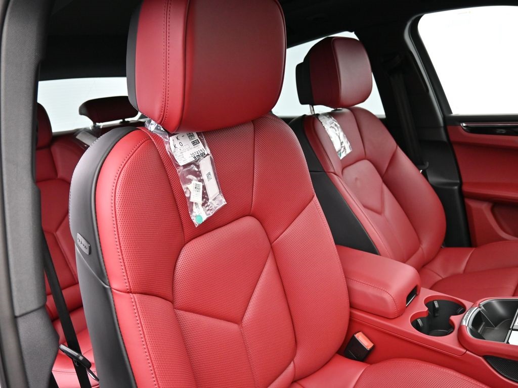 2026 Porsche Macan T photo 16