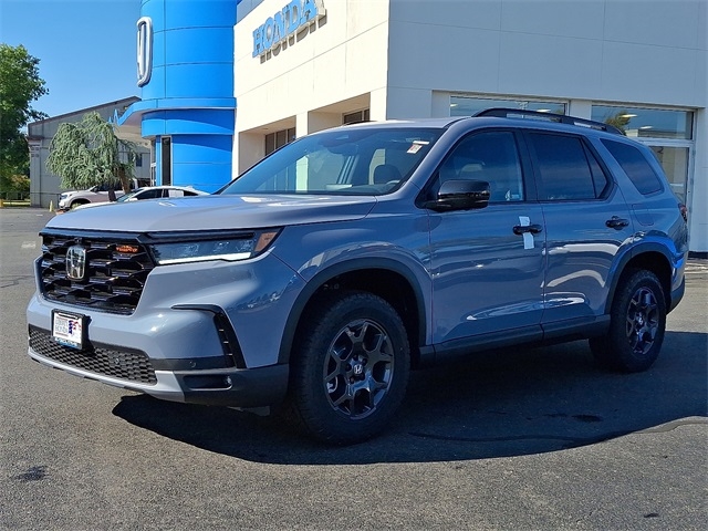 2025 Honda Pilot TrailSport photo 2