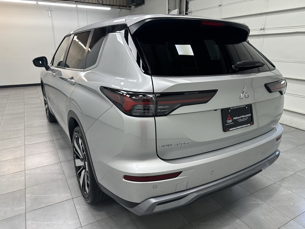 2025 Mitsubishi Outlander SE photo 3