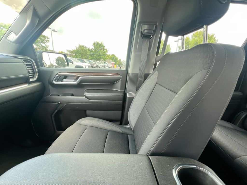 2024 Chevrolet Silverado 1500 RST photo 7