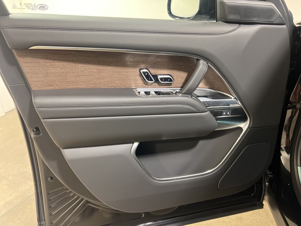 2025 Land Rover Range Rover SE photo 9
