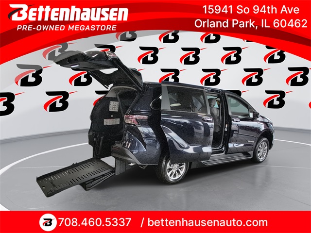 2025 Toyota Sienna XLE's photo