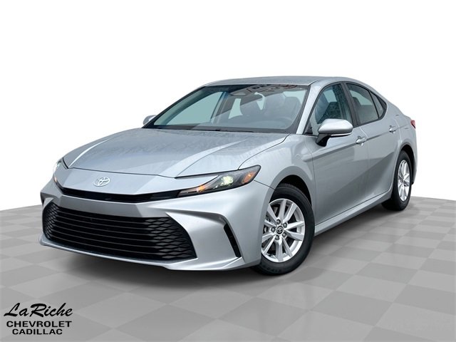 2025 Toyota Camry LE's photo