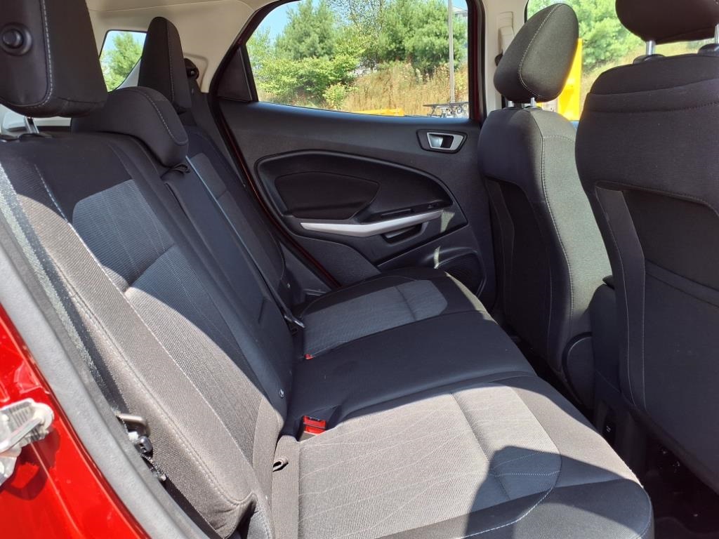 Used 2021 Red Ford SE image 7