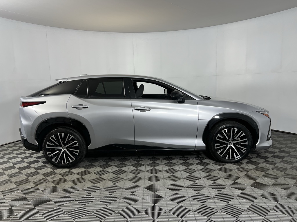 2023 Lexus RZ 450e Luxury photo 3