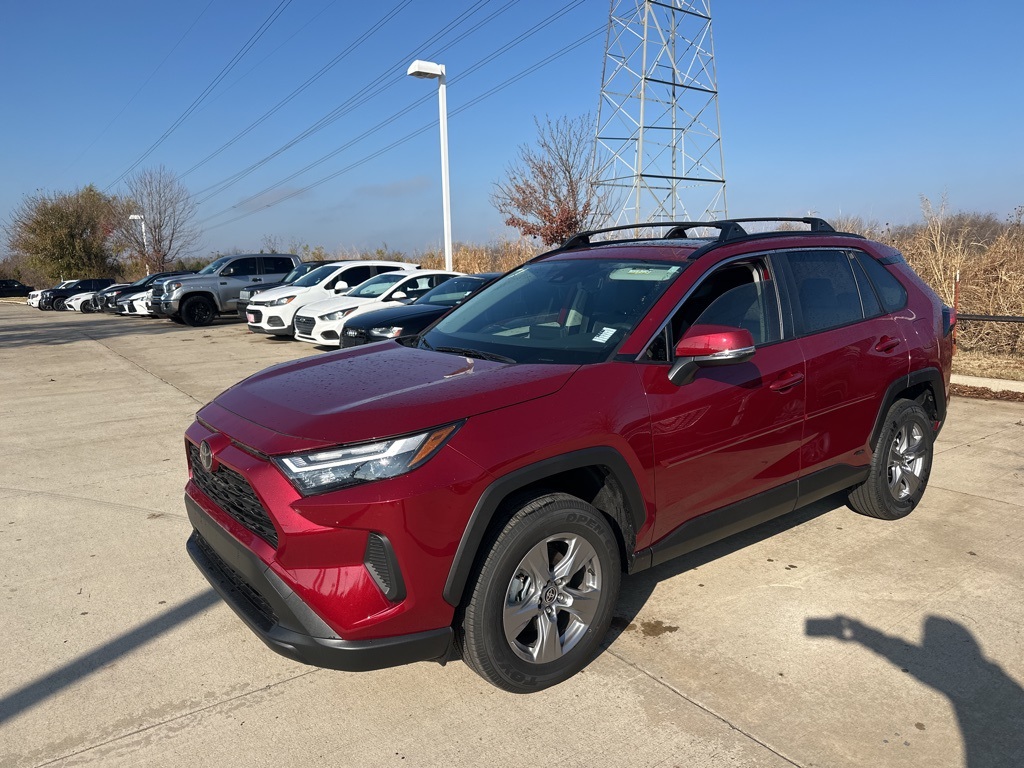 2025 Toyota RAV4 XLE's photo