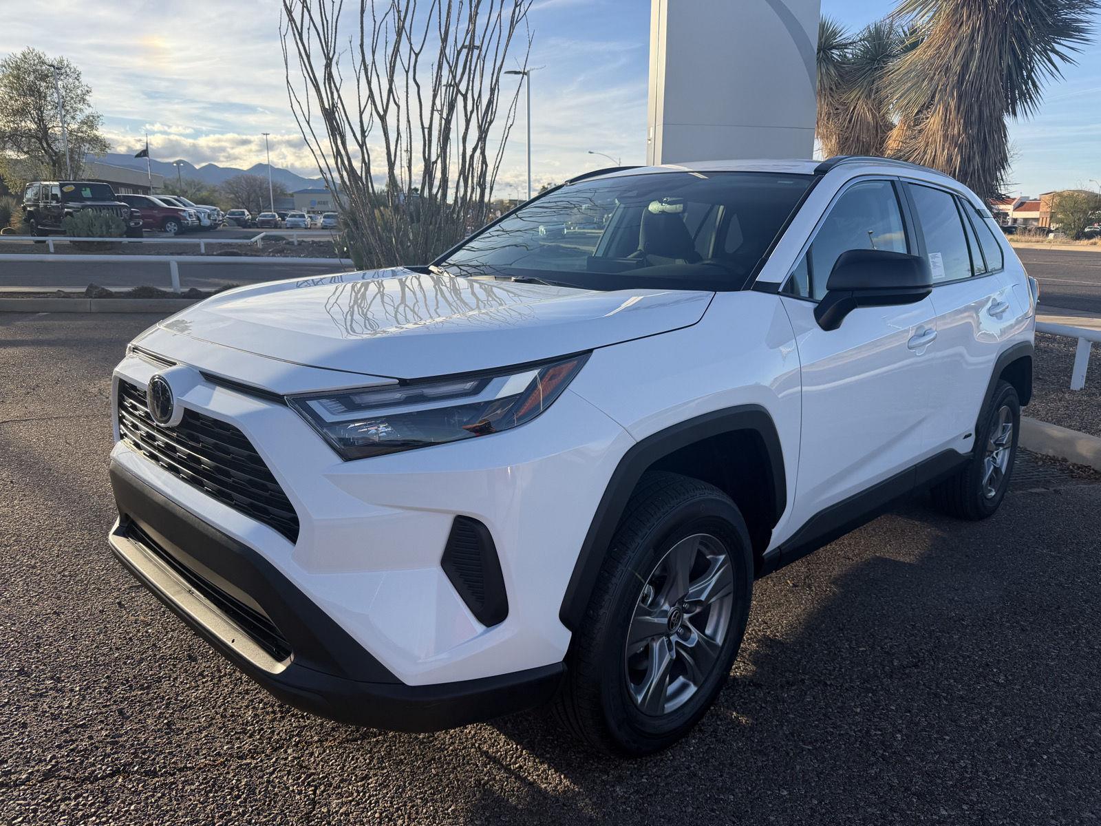 2025 Toyota RAV4 LE's photo